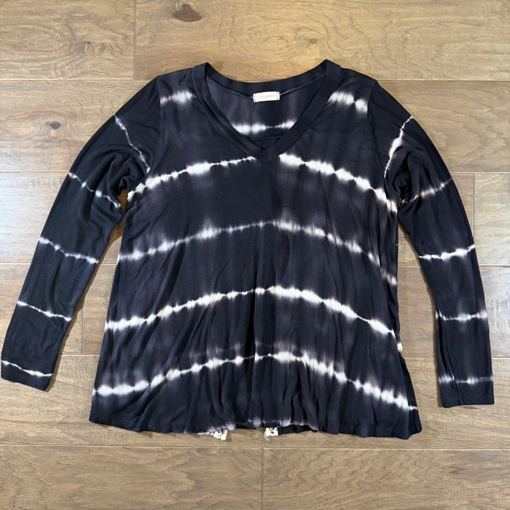 Crescent Black White Tie Dye Split Back Crochet Lace Trim V-Neck Top Large